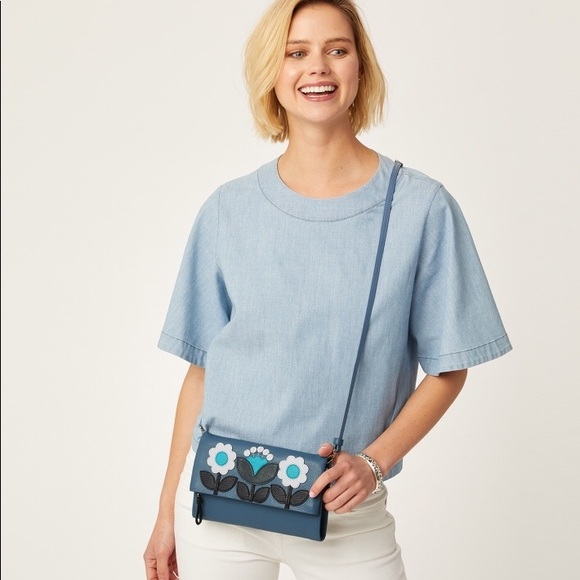 Flag Organizer with Removable Crossbody Straps - Picture 2 of 4